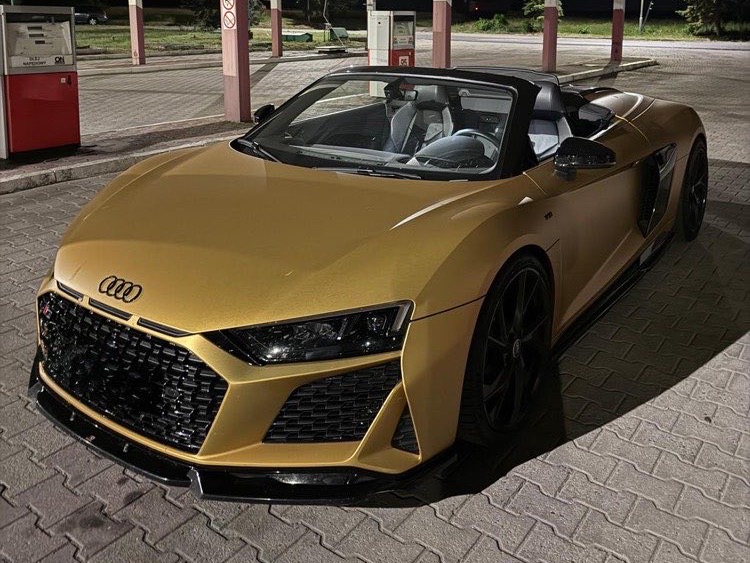 Złote Audi R8 Spyder po zmianie koloru