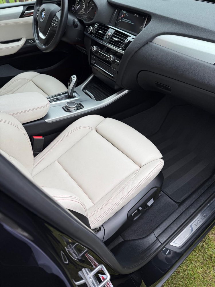 Jasne wnętrze BMW X3 po pełnym detailingu wnętrza