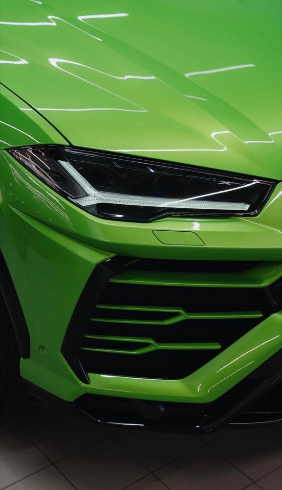 Zielony Lamborghini Urus po nałożeniu powłoki ceramicznej