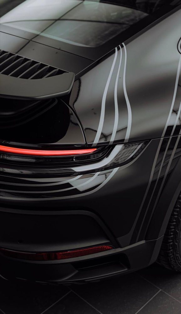 Tył Porsche 911 z pasami po zabezpieczeniu folią PPF