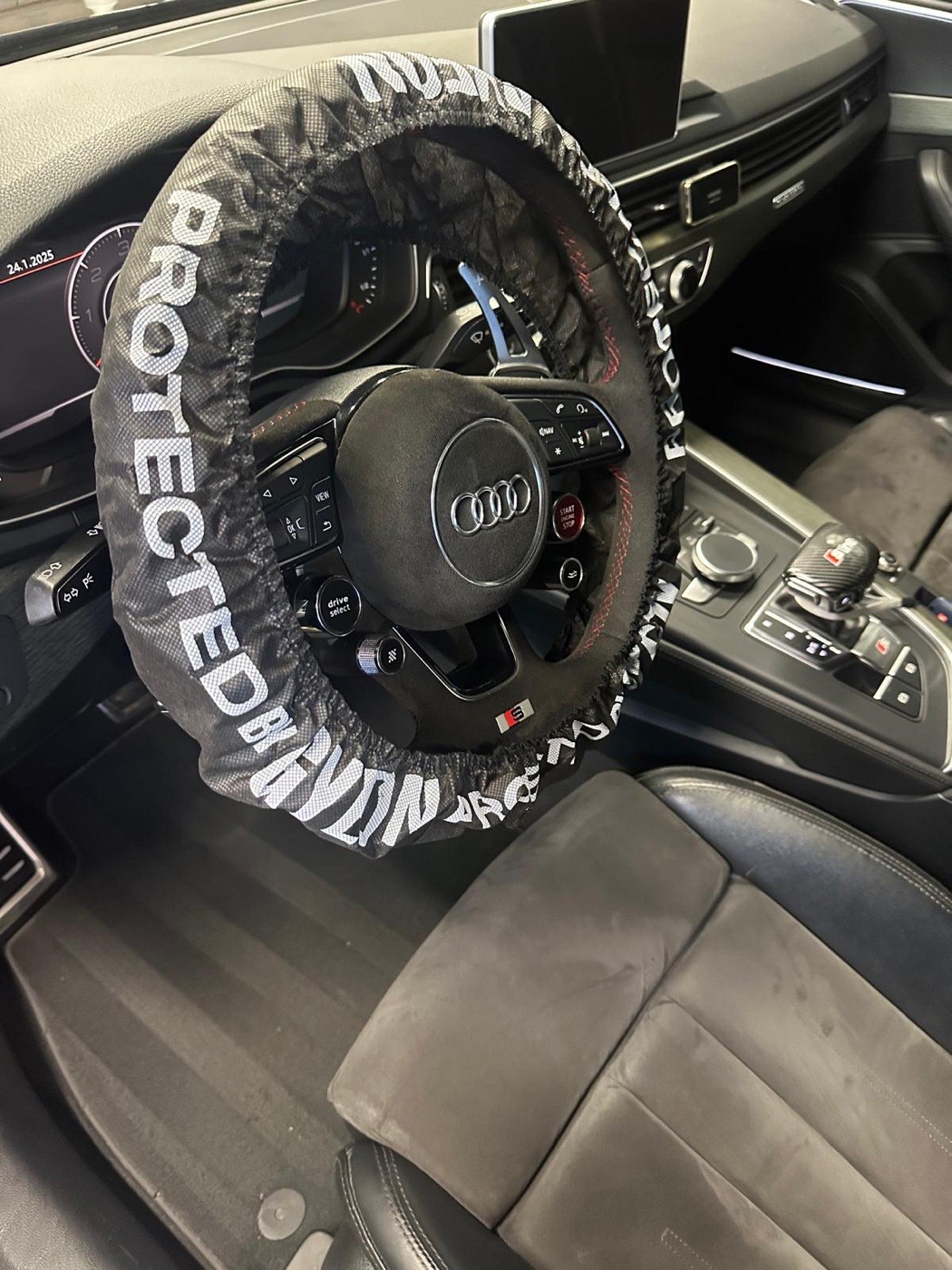 Wnętrze Audi zabezpieczone podczas detailingu