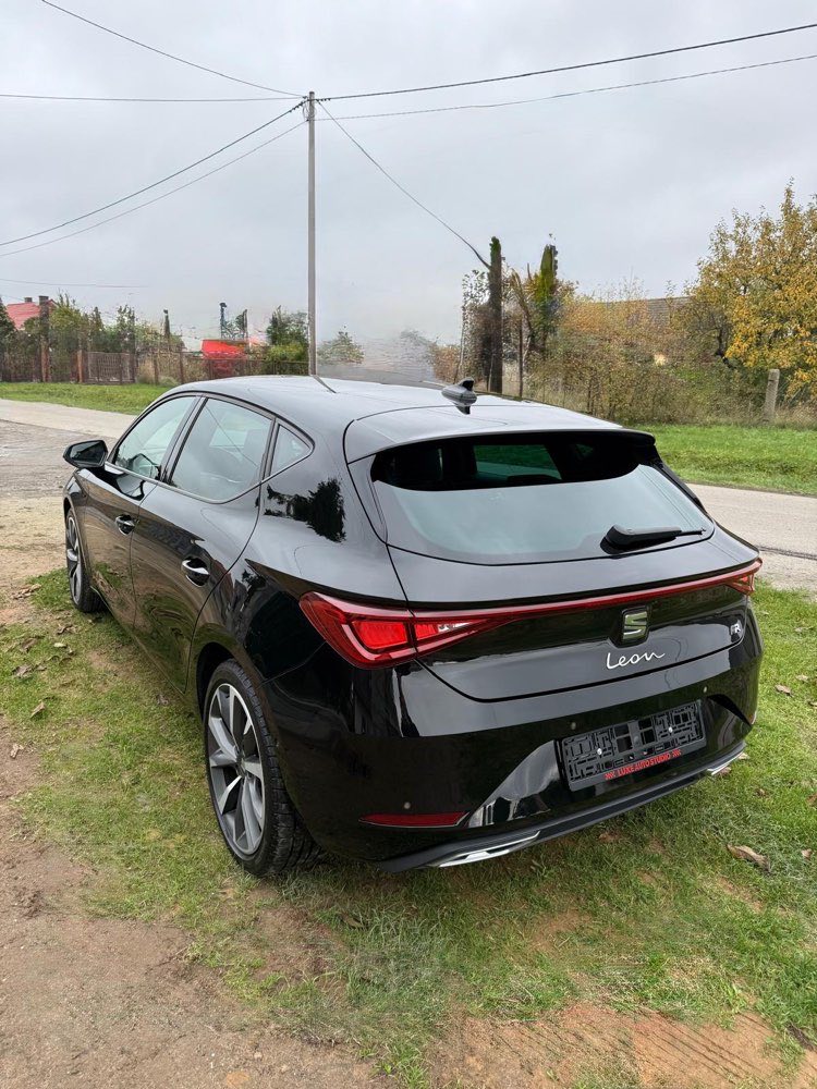 Czarny Seat Leon po polerowaniu
