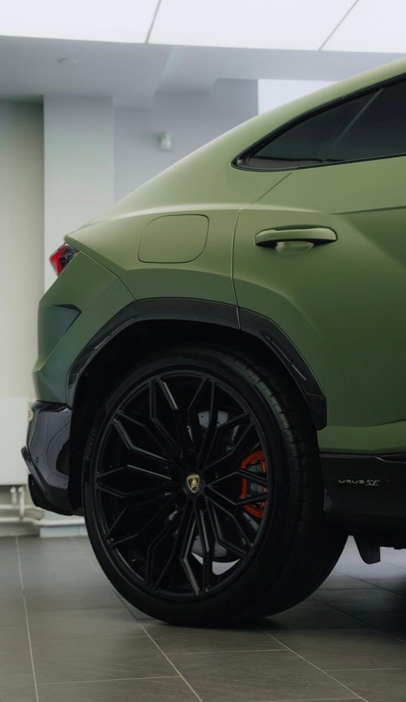 Zielony Lamborghini Urus SE — felga i błotnik