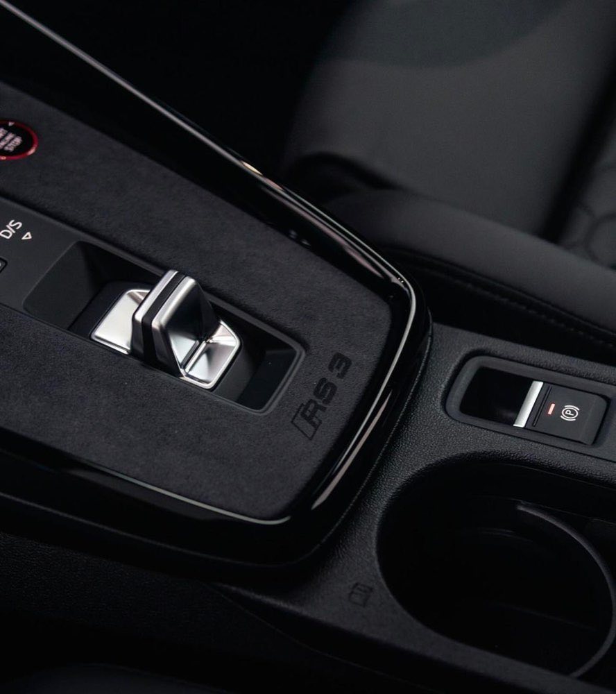 Konsola Audi RS3 z wypalonym laserowo logo RS3 na alcantarze
