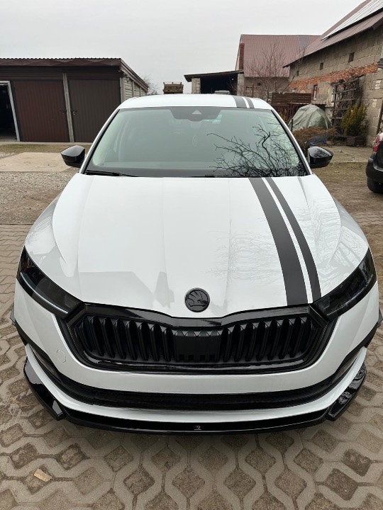 Biała Škoda Octavia z ozdobnymi pasami