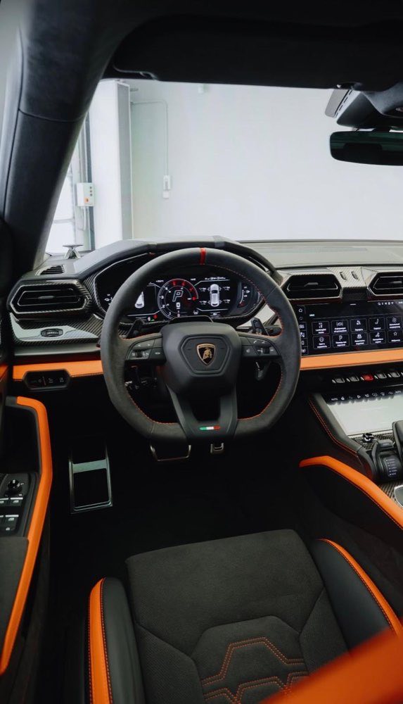 Wnętrze Lamborghini Urus po detailingu
