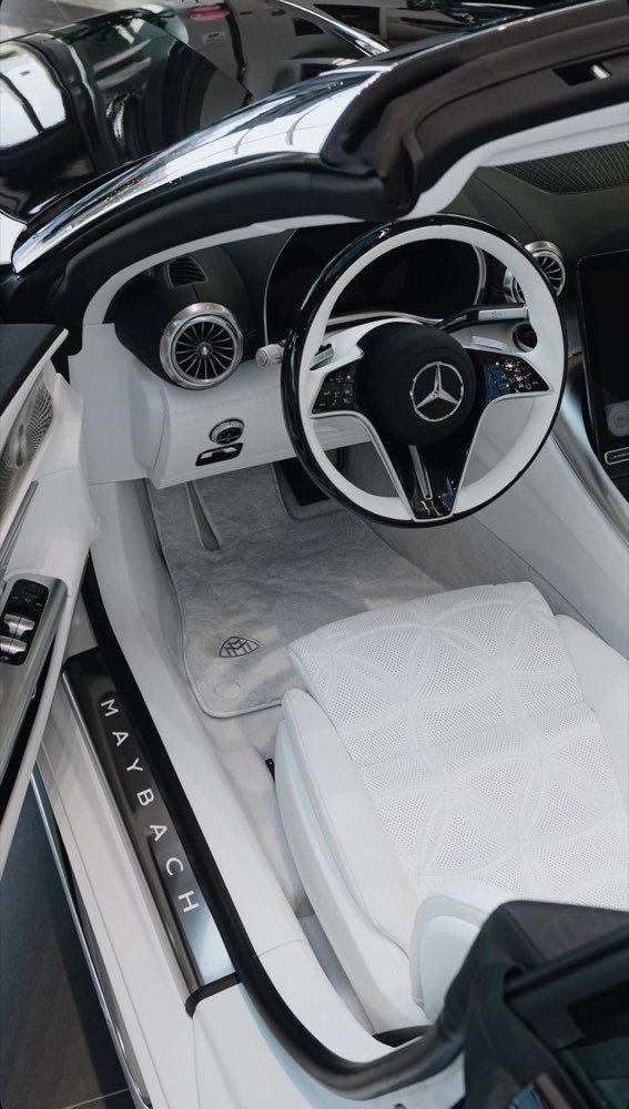 Białe wnętrze Mercedes-Maybach po detailingu