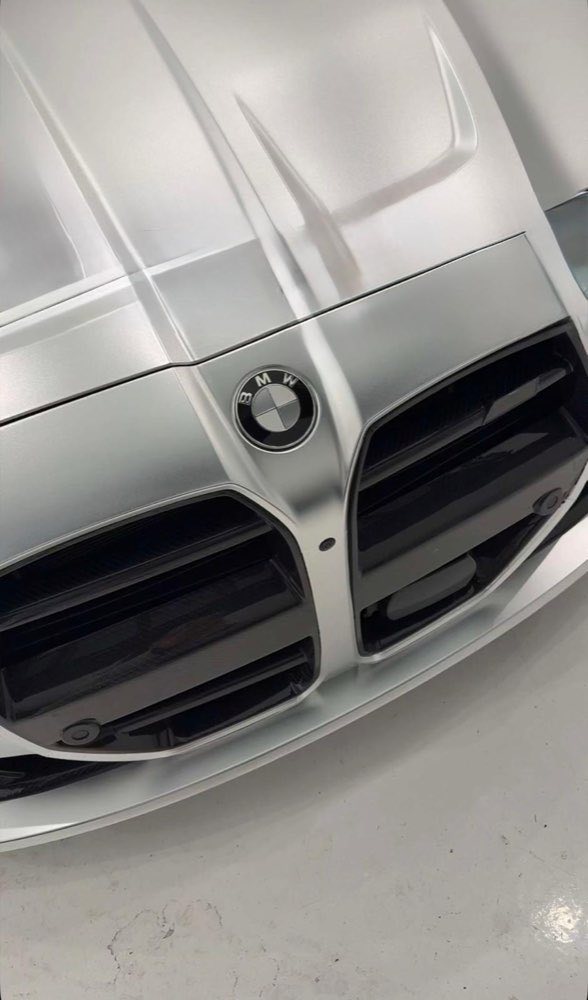 BMW M4 w satynowym srebrnym wraplaku